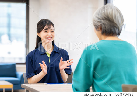 護理經理向高級女性解釋 95879485