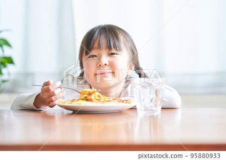 美味地吃意大利面的女孩 95880933