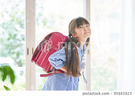 在家背著書包的女孩 95881023