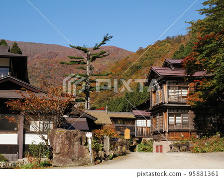 Hoshi Onsen and Chojukan in autumn Hoshi Onsen and Chojukan in autumn 95881361