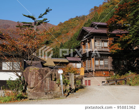 Hoshi Onsen and Chojukan in autumn Hoshi Onsen and Chojukan in autumn 95881362