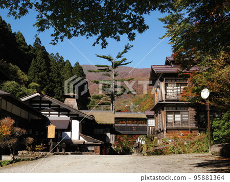 Hoshi Onsen and Chojukan in autumn 95881364
