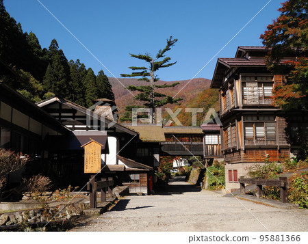 Hoshi Onsen and Chojukan in autumn 95881366
