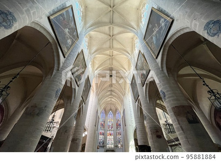 the interior of the cathedral in reims in france 95881884
