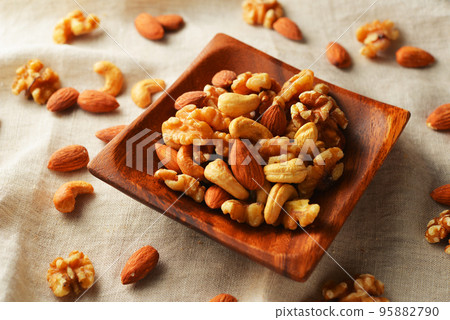 Mixed nuts 95882790
