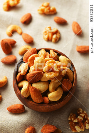 Mixed nuts 95882851