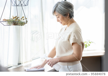 Women Lifestyle Cleaning 95884078