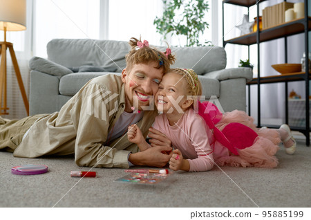 Portrait of happy smiling father and daughter 95885199