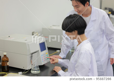 研究員 1 在燒瓶研究中操作測量儀器 95887266