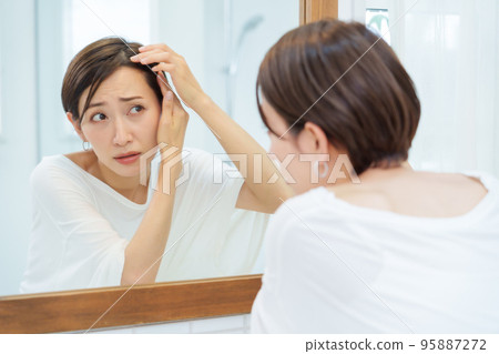 關心皺紋的女人 95887272