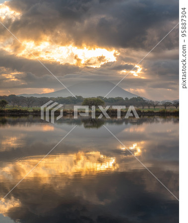 Chikusei City, Ibaraki Prefecture, Mokojima Reservoir and Mt. Tsukuba in the early morning Chikusei City, Ibaraki Prefecture, Mokojima Reservoir and Mt. Tsukuba in the early morning 95887304
