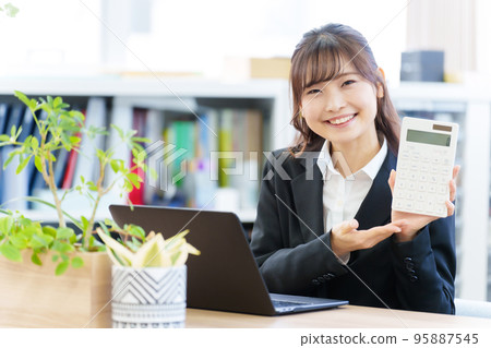 有計算器的女商人 95887545