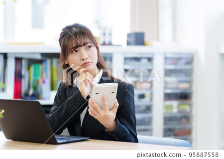 用計算器思考的女商人 95887558