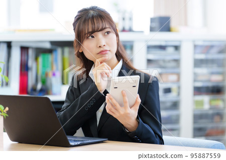 用計算器思考的女商人 用計算器思考的女商人 95887559