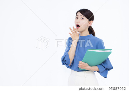 三十多歲的女商人感到驚訝 95887932