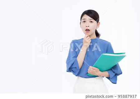 三十多歲的女商人感到驚訝 95887937