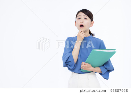 Business woman in her thirties who is surprised 95887938