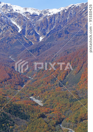 從白馬岩岳避暑山莊看到的秋天的白馬山脈 從白馬岩岳避暑山莊看到的秋天的白馬山脈 95888426