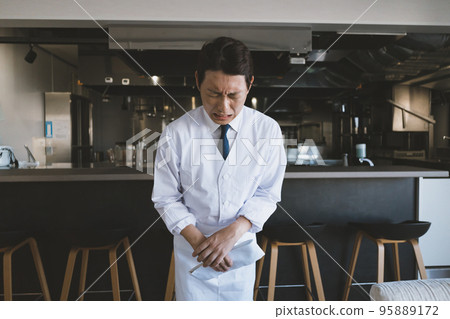 chef apologizing chef apologizing 95889172