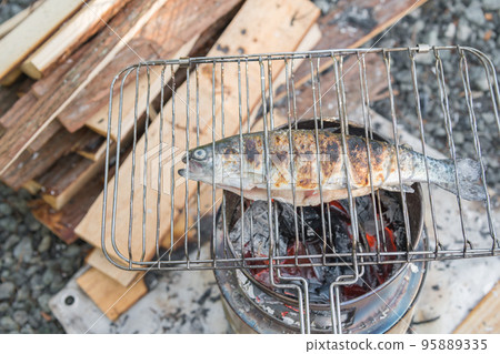 [汽車露營地的最低單人營地，餘燼烤鱒魚] 95889335