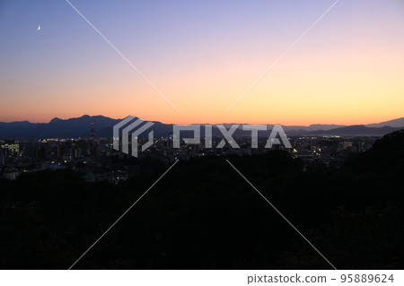從愛宕山展望台看盛岡市的夜景 95889624