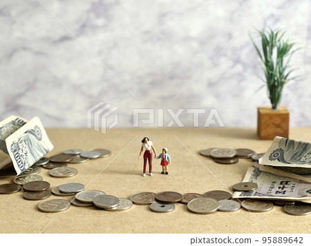 Woman and girl doll holding hands and money around Woman and girl doll holding hands and money around 95889642