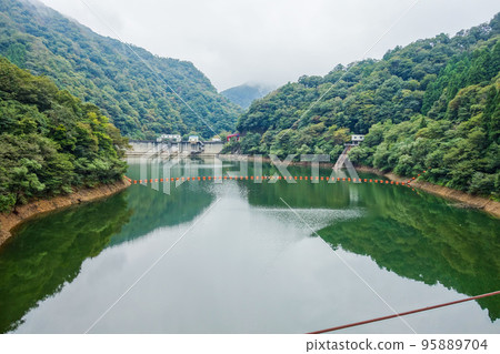Gatani Dam seen from the Gatani Suspension Bridge [Yamanaka Onsen Gatani Town, Kaga City, Ishikawa Prefecture] 95889704