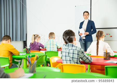 Female teacher conducting lesson with children 95889843