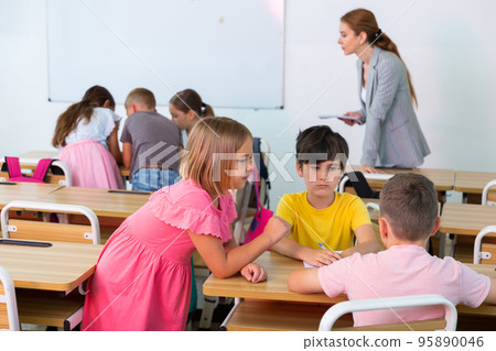 Children performing group tasks 95890046