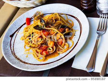 Italian seafood spaghetti Italian seafood spaghetti 95890187