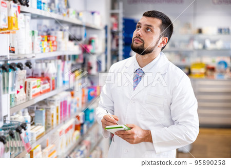 Portrait of male druggist in drugstore 95890258