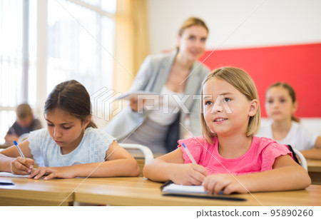 Pupils in classroom 95890260