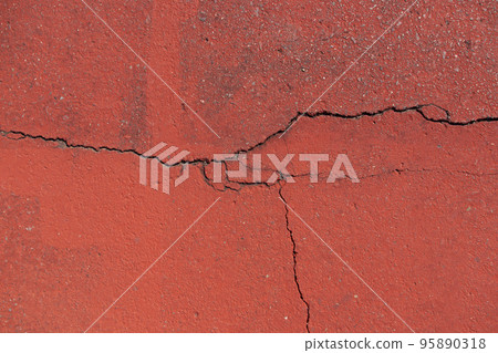 Cracked ground 95890318