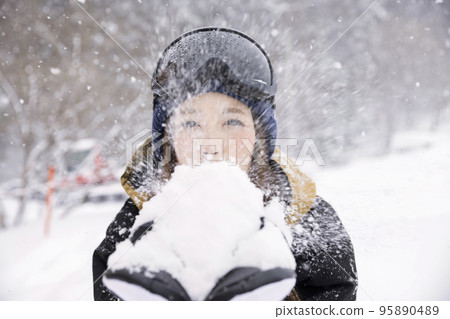 全力以赴吹雪的年輕女子 單板滑雪女孩 全國旅行支持 95890489