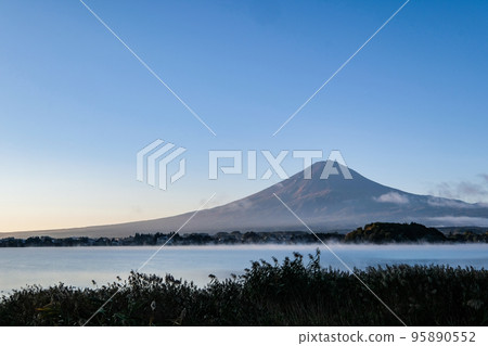 Lake Kawaguchiko and Mt. Fuji in Yamanashi Prefecture in the early morning Lake Kawaguchiko and Mt. Fuji in Yamanashi Prefecture in the early morning 95890552