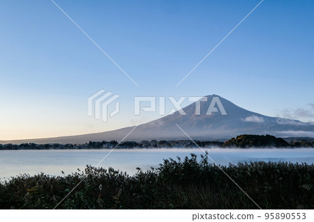 Lake Kawaguchiko and Mt. Fuji in Yamanashi Prefecture in the early morning Lake Kawaguchiko and Mt. Fuji in Yamanashi Prefecture in the early morning 95890553