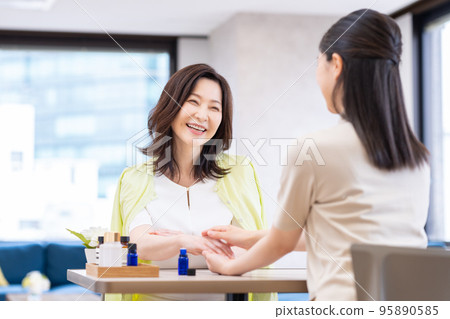 A middle-aged woman who consults about beauty 95890585
