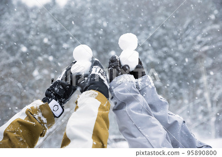 在滑雪勝地拿著雪人的滑雪板女孩 95890800