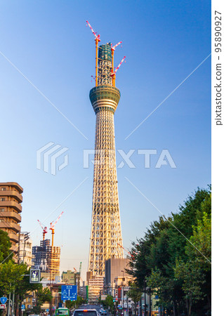 東京晴空塔正在建設中 95890927