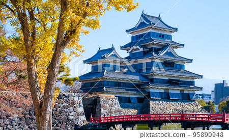 Matsumoto Castle (autumn) Matsumoto Castle (autumn) 95890948