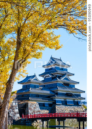 Matsumoto Castle (autumn) Matsumoto Castle (autumn) 95890949