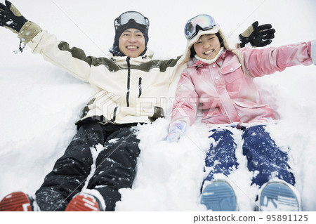 父母和孩子在滑雪場被雪埋 95891125