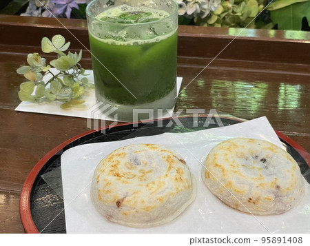 Umegae mochi, a specialty of Dazaifu, Fukuoka Prefecture 95891408