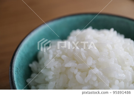 藍色碗裡堆著一堆白米 藍色碗裡堆著一堆白米 95891486