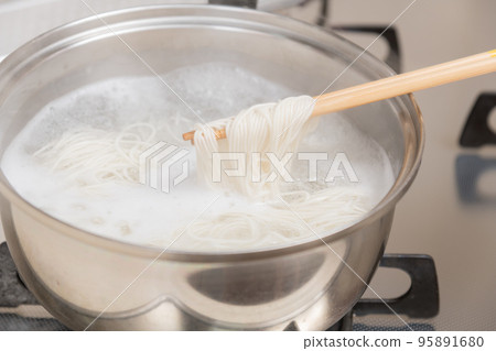 [Middle housewife boil somen noodles with chopsticks] 95891680