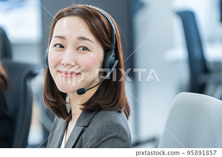 Business woman wearing a headset (online conference / call center) 95891857