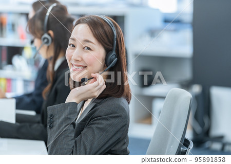 戴耳機的女商人(在線會議/呼叫中心) 戴耳機的女商人(在線會議/呼叫中心) 95891858