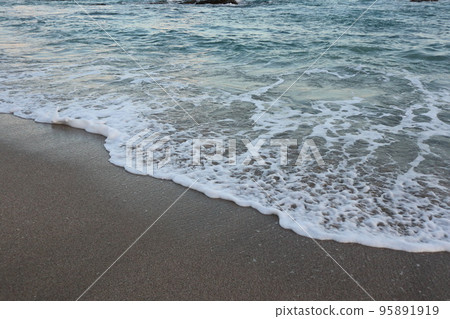 Traces of waves at sunset 95891919