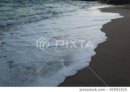 waves on the sandy beach 95891920