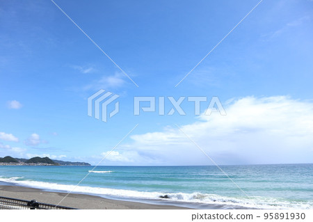 Blue sky, white clouds, blue sea 95891930